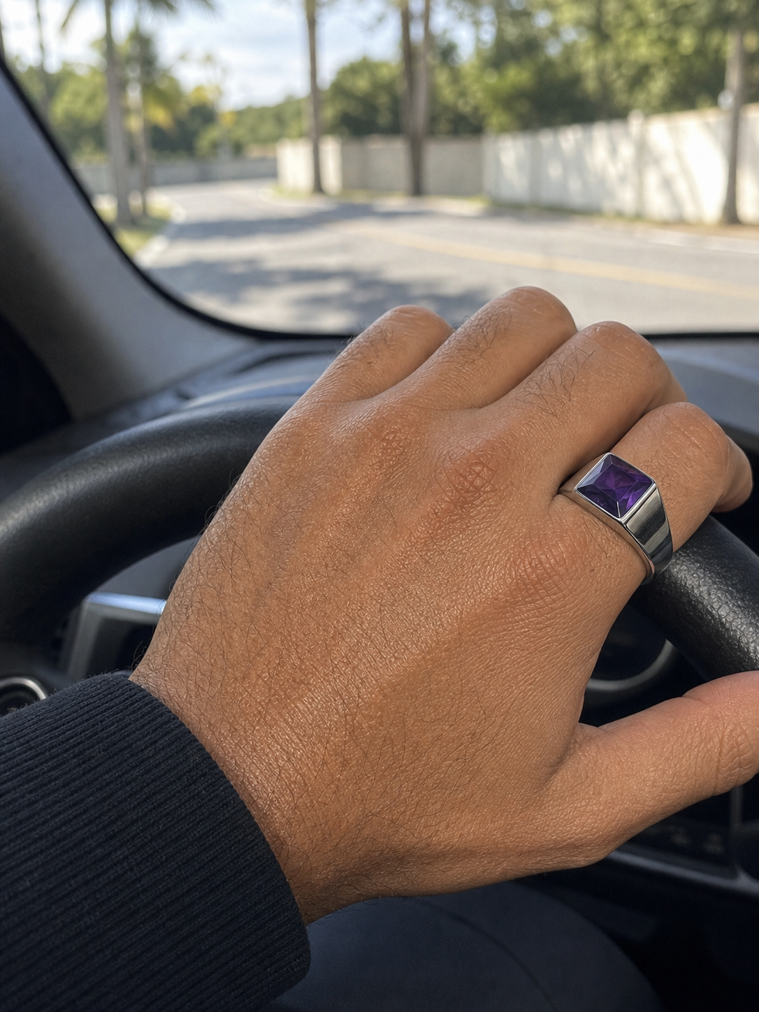 Anel Masculino Amethyst Prata 925 em uso no dedo masculino