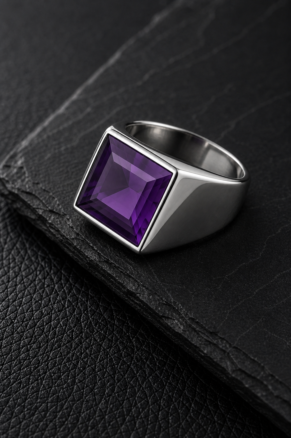 Anel Masculino Amethyst Prata 925 em macro com acabamento da joia