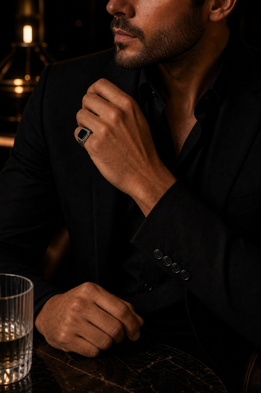 Anel Masculino Blackcore Prata 925 em foto editorial masculina