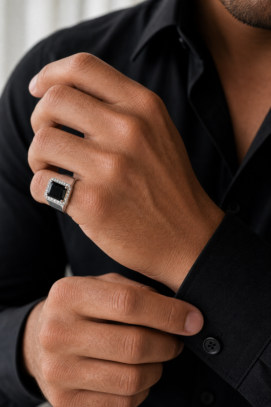 Anel Masculino Crest Prata 925 com regulagem em detalhe no dedo masculino