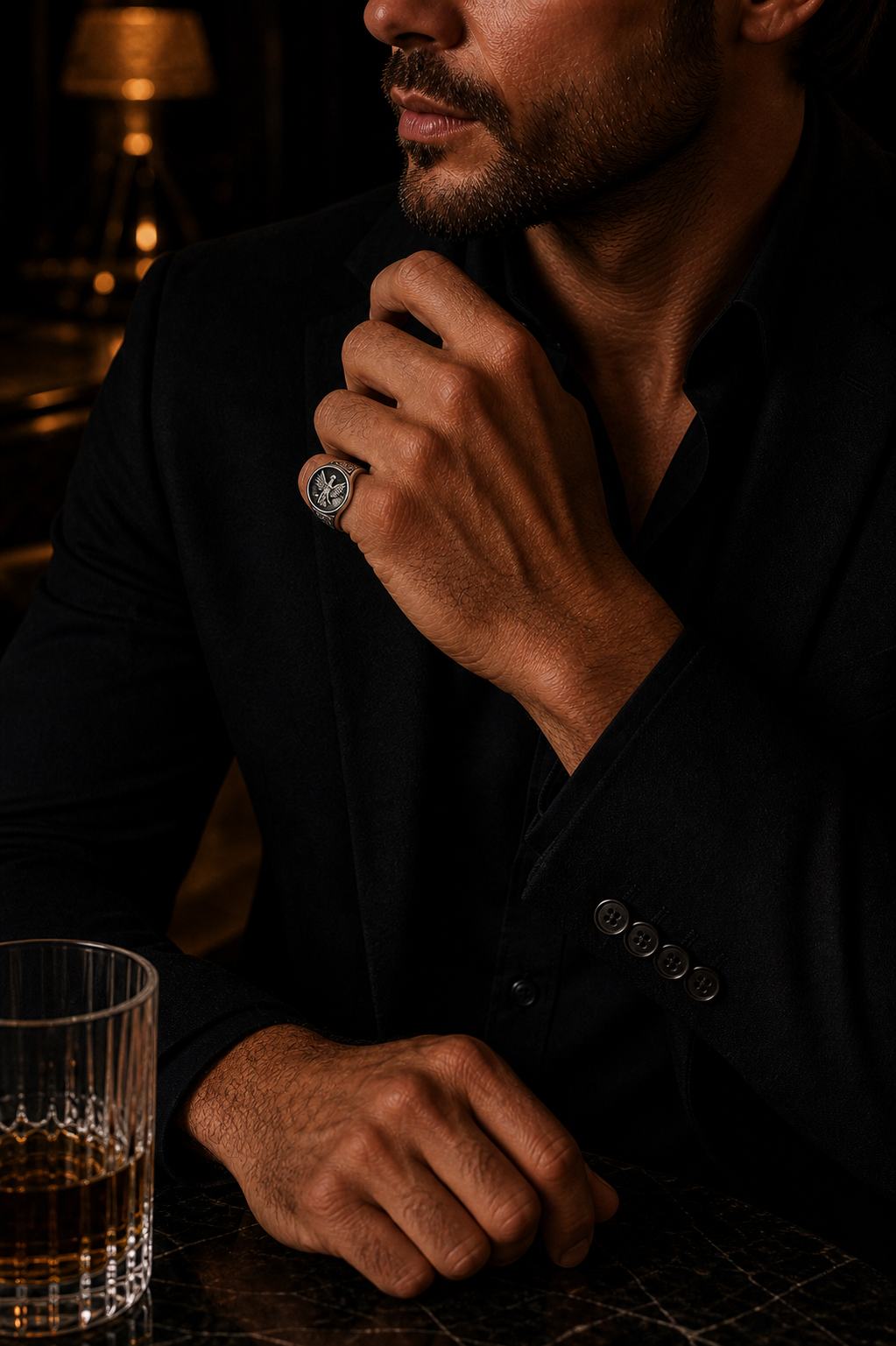 Anel Masculino de Prata Archangel em foto editorial masculina
