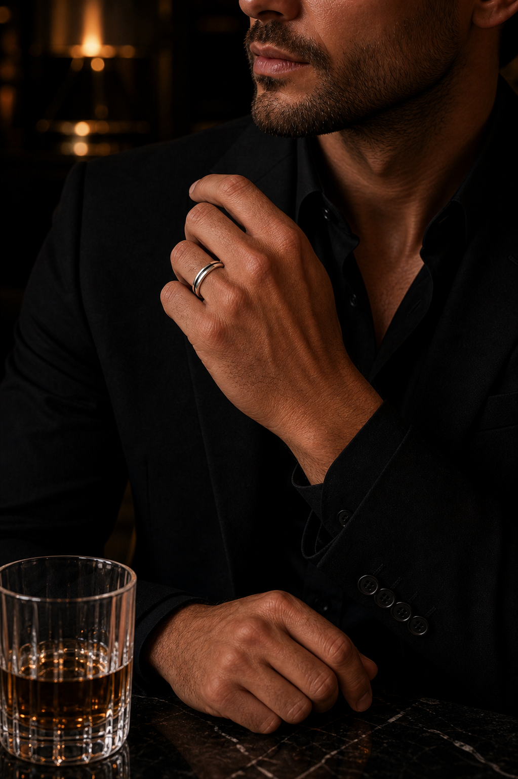 Anel Masculino de Prata Continuum em foto editorial masculina