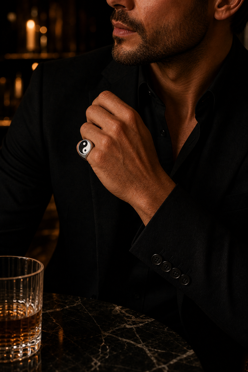 Anel Masculino de Prata Equinox em foto editorial masculina