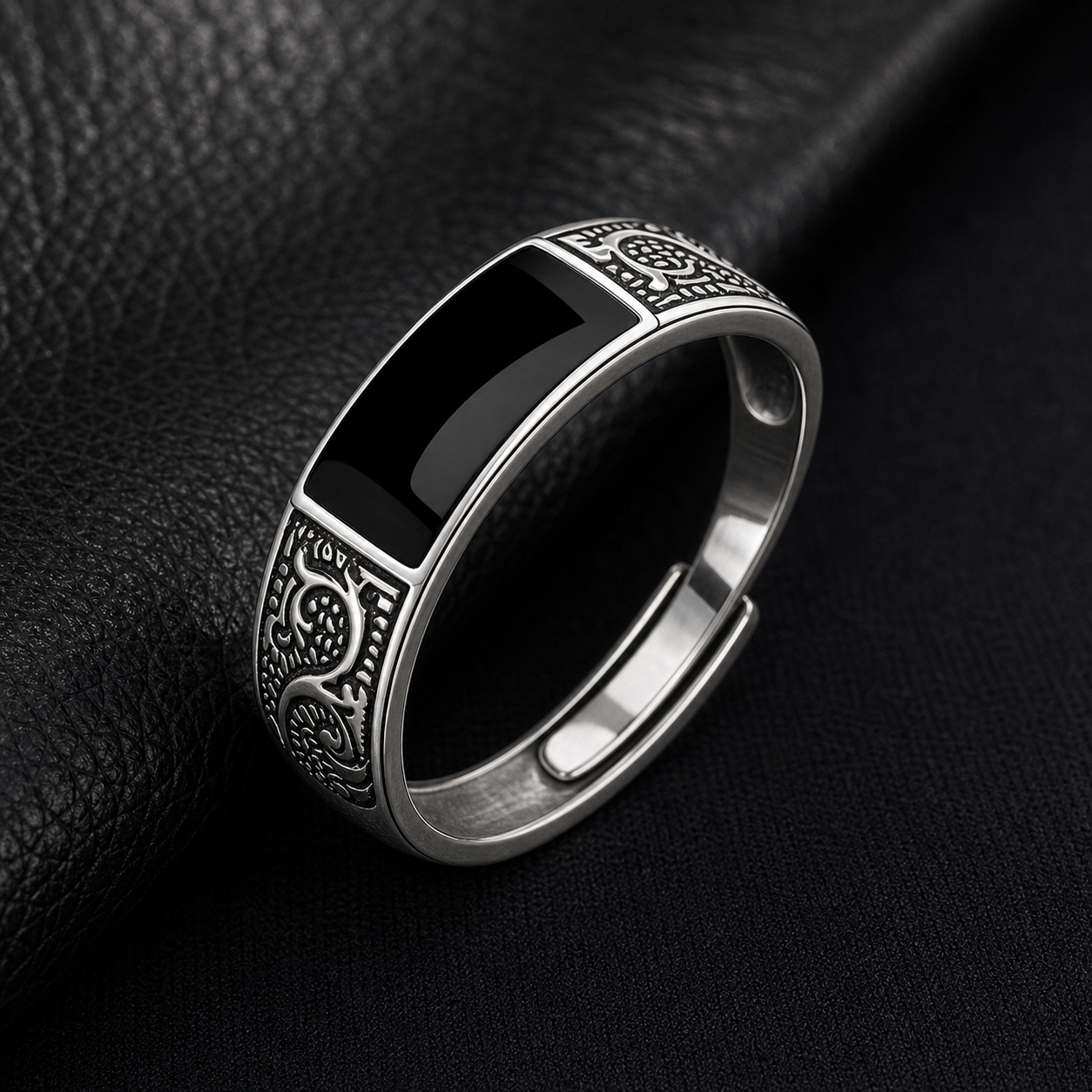 Anel Masculino Eclipse Prata 925 com regulagem em macro com acabamento da joia