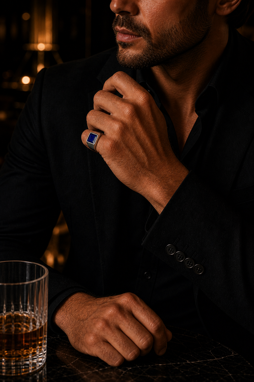 Anel Masculino Sapphire Prata 925 em foto editorial masculina