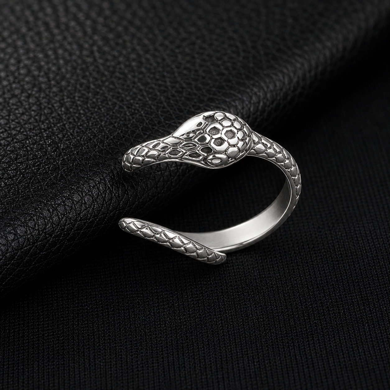 Anel Masculino Shesha Prata 925 com regulagem em macro com acabamento da joia