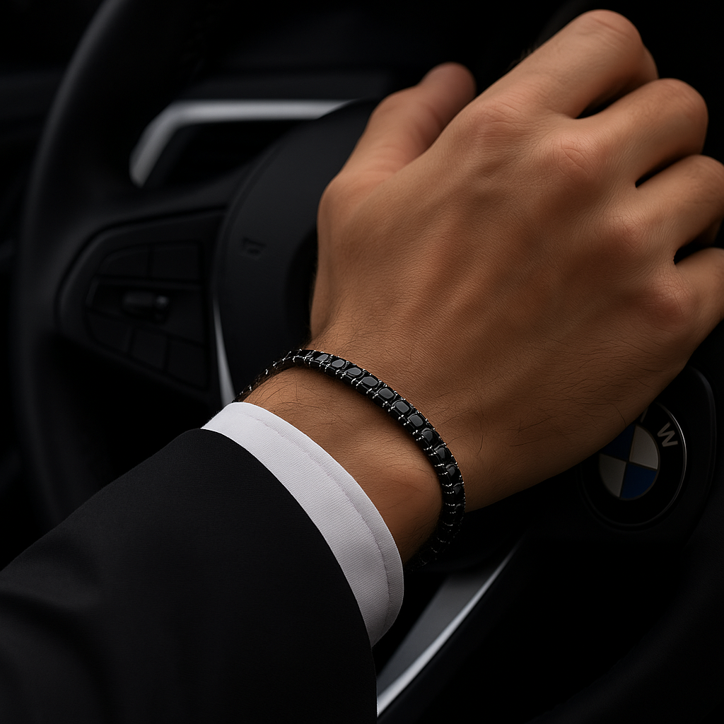 close-up-de-mao-masculina-usando-pulseira-riviera-preta-dirigindo-carro-de-luxo-bmw