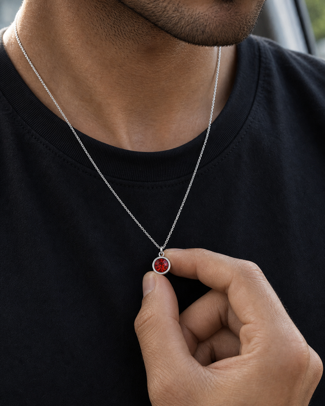 Colar Masculino de Prata Ardent em detalhe de uso masculino