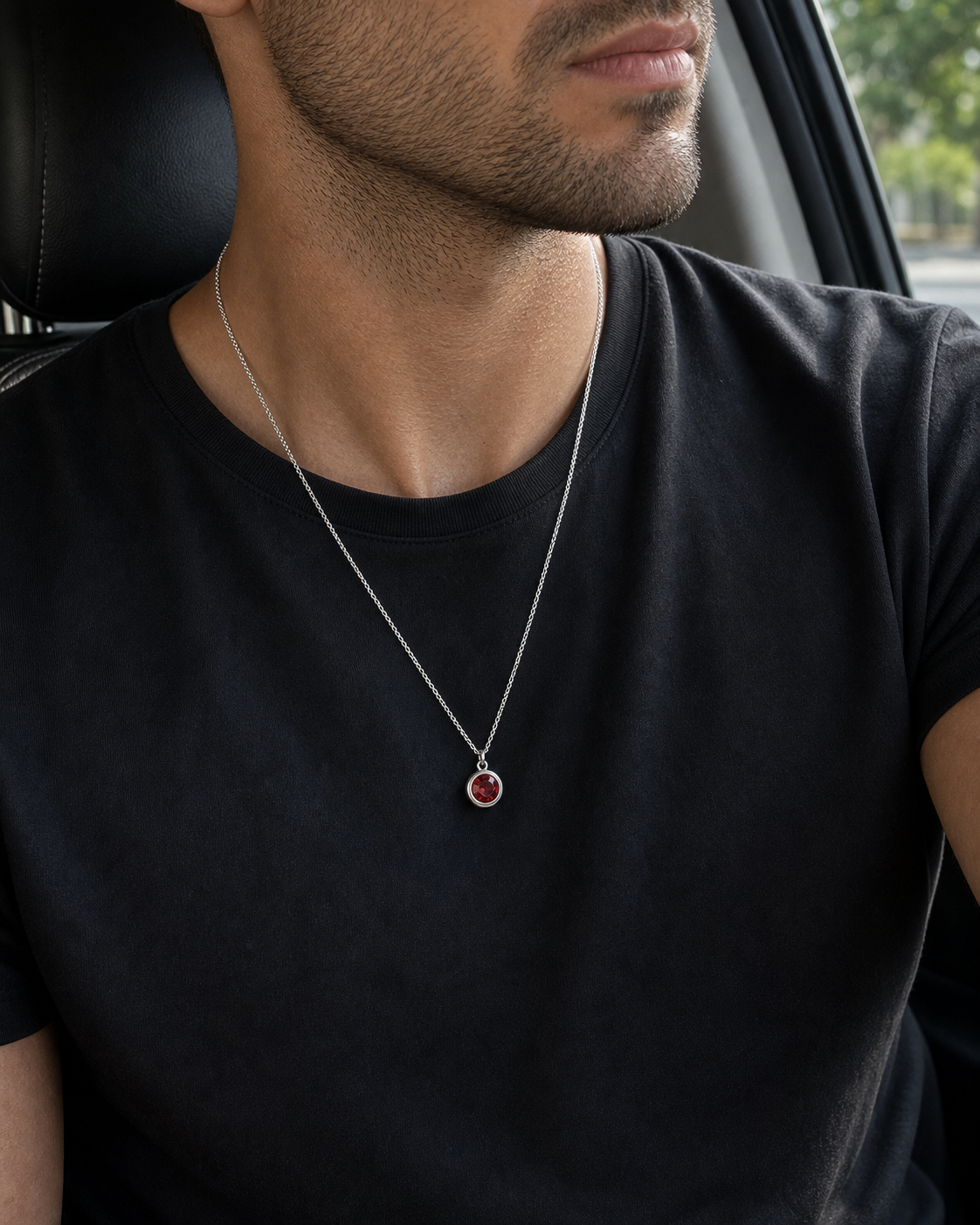 Colar Masculino de Prata Ardent em uso no visual masculino