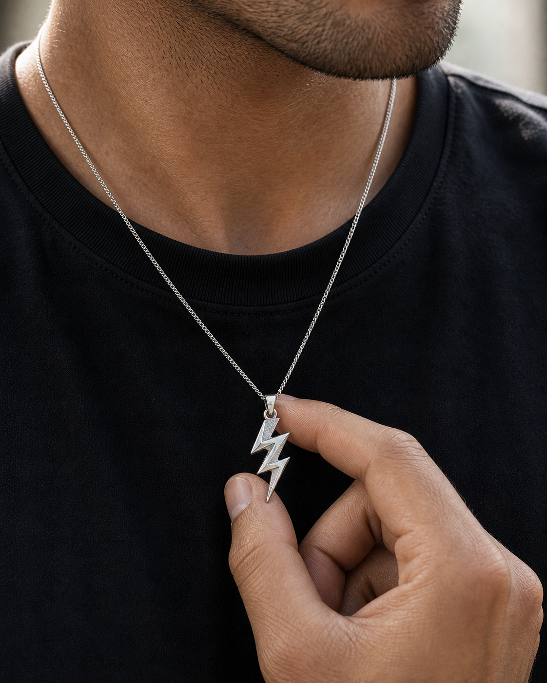 Colar Masculino de Prata Axis em detalhe de uso masculino