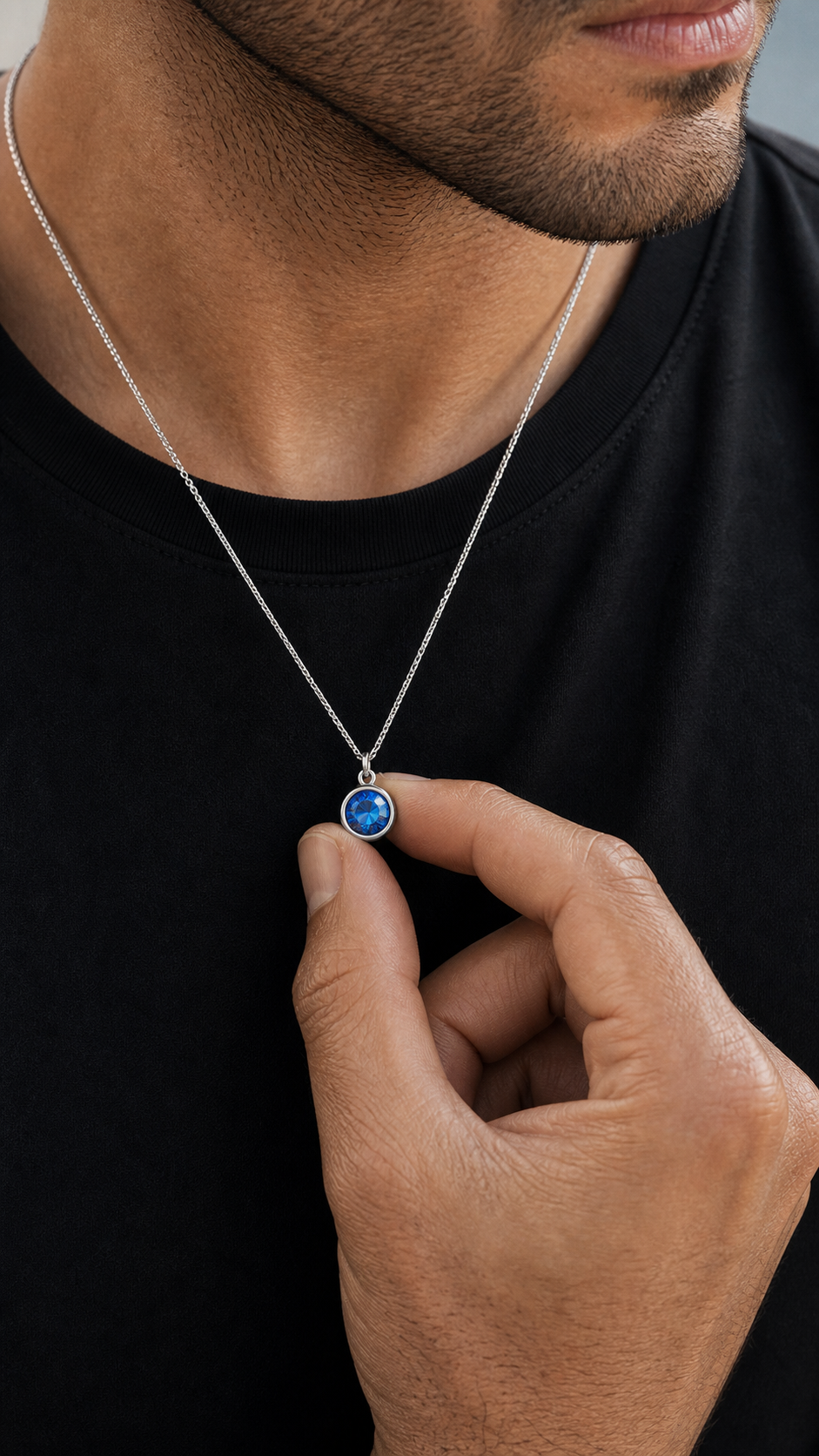 Colar Masculino de Prata Caelum em detalhe de uso masculino