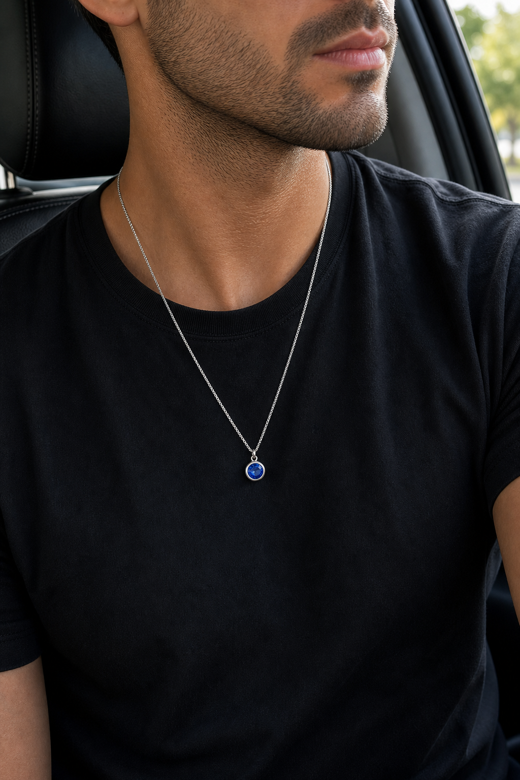 Colar Masculino de Prata Caelum em uso no visual masculino