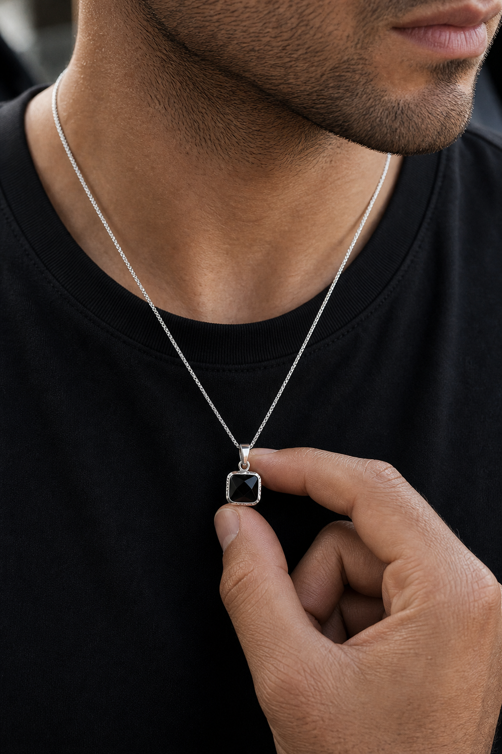 Colar Masculino de Prata Crimson em detalhe de uso masculino