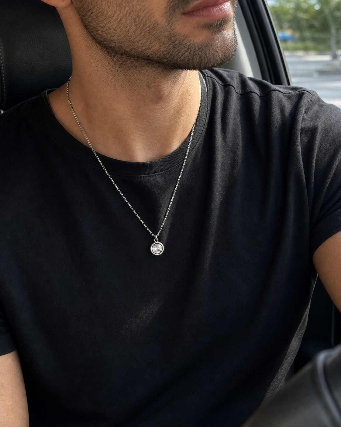 Colar Masculino de Prata Étherion em uso no visual masculino