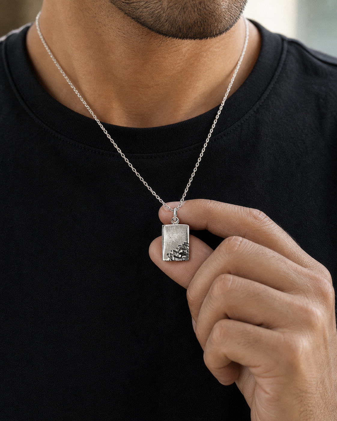 Colar Masculino de Prata Nômade em detalhe de uso masculino