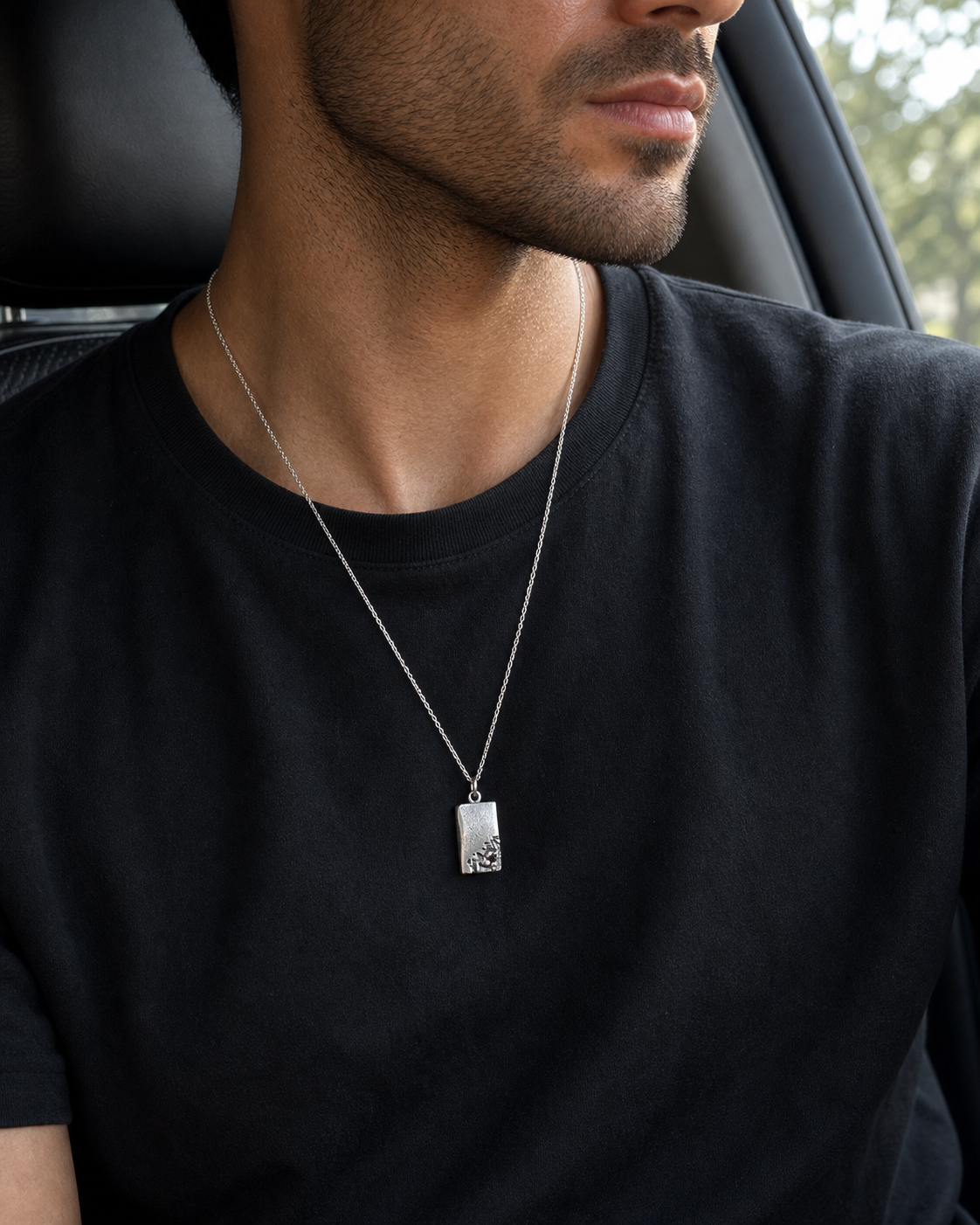 Colar Masculino de Prata Nômade em uso no visual masculino