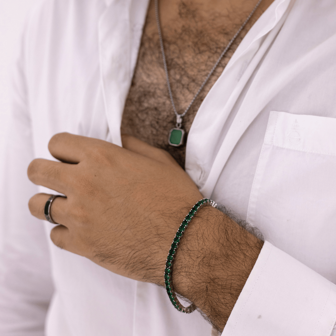 homem-usando-pulseira-riviera-verde-com-colar-e-camisa-social-branca