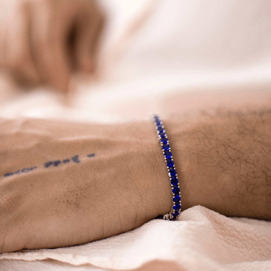 pulseira-masculina-riviera-zirconia-azul-no-pulso-sobre-superficie-clara