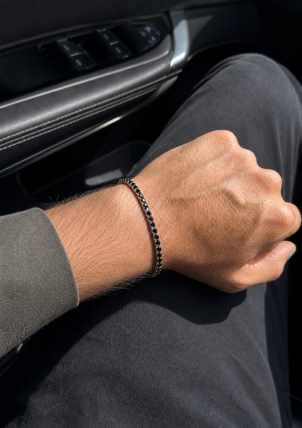Pulseira Riviera Darkmoon Prata 925 em uso no pulso masculino