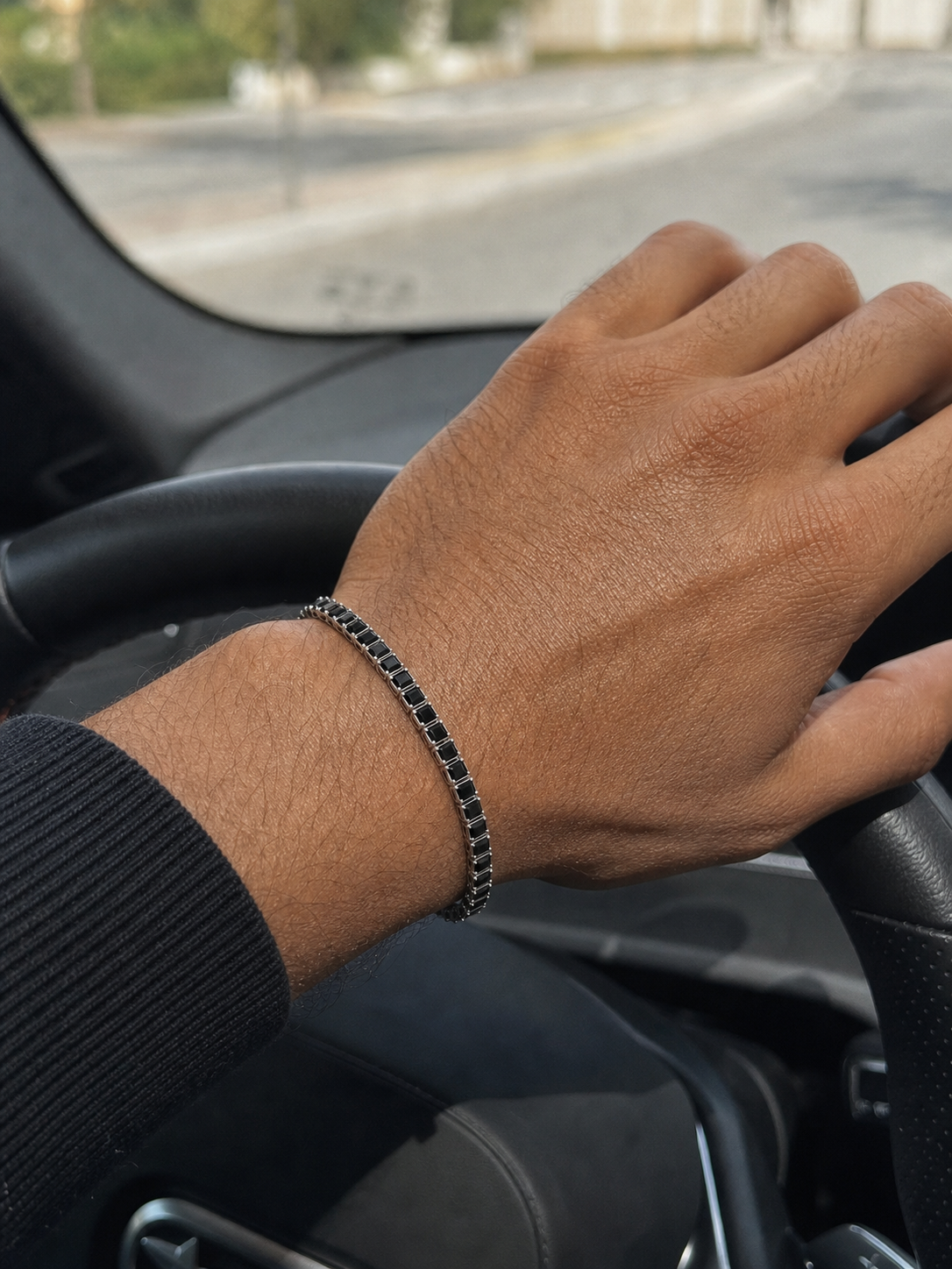 Pulseira Riviera Royale Phantom Prata 925 em uso no pulso masculino