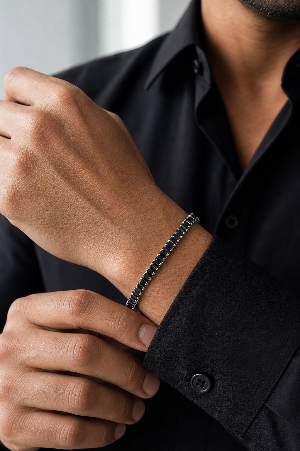 Pulseira Riviera Royale Phantom Prata 925 em detalhe no pulso masculino