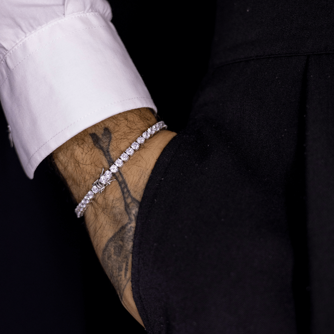 pulseira-masculina-riviera-prata-no-pulso-com-camisa-social-branca-e-tatuagem-visivel