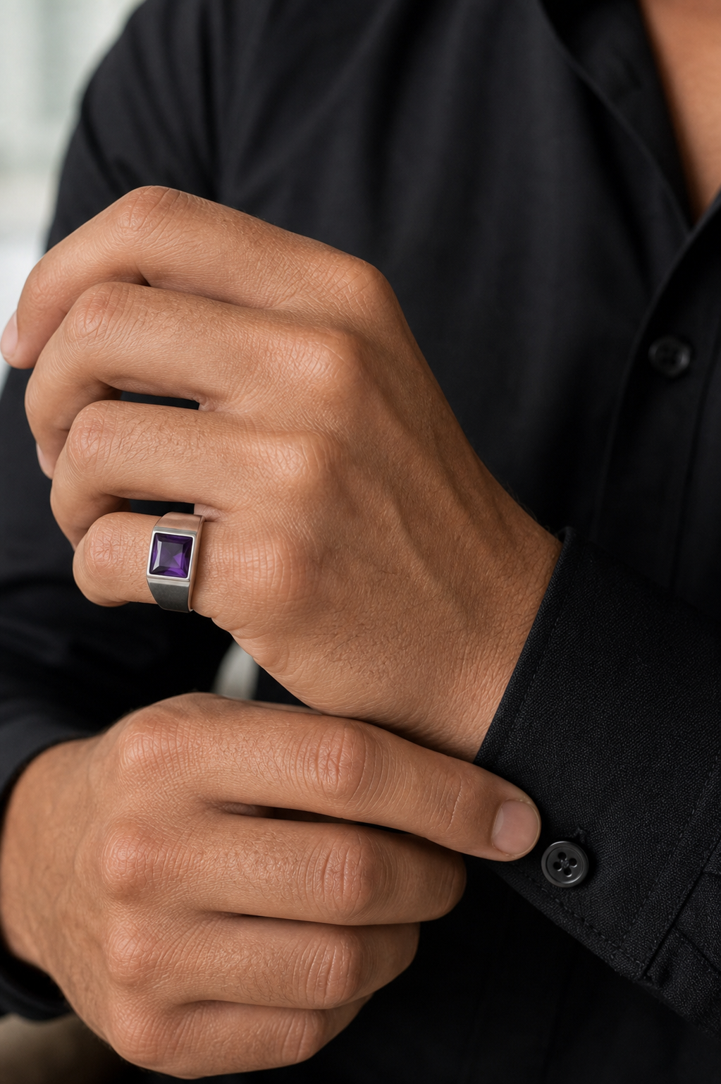 Anel Masculino Amethyst Prata 925 em detalhe no dedo masculino