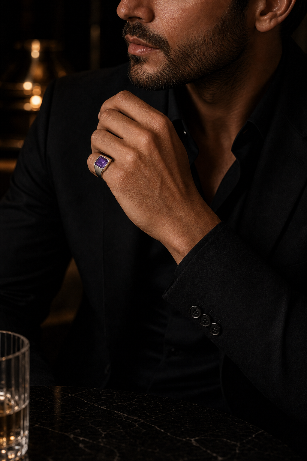Anel Masculino Amethyst Prata 925 em foto editorial masculina