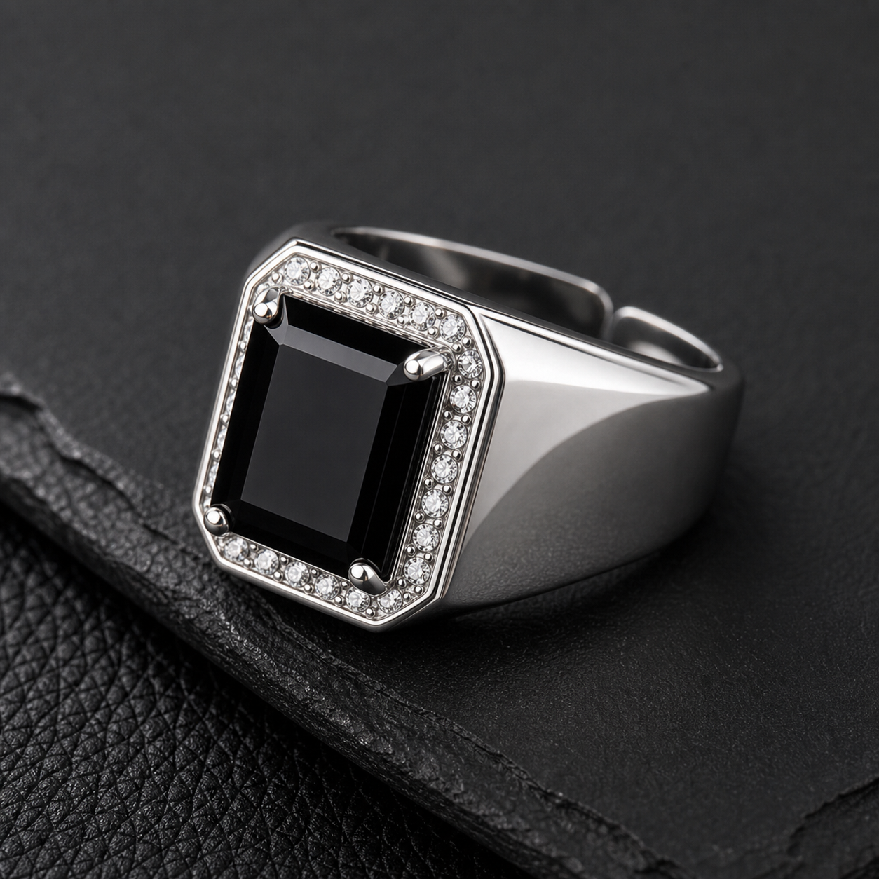 Anel Masculino Crest Prata 925 com regulagem em macro com acabamento da joia