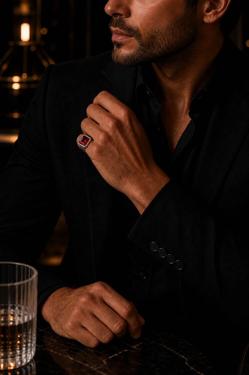 Anel Masculino Crimson Prata 925 em foto editorial masculina