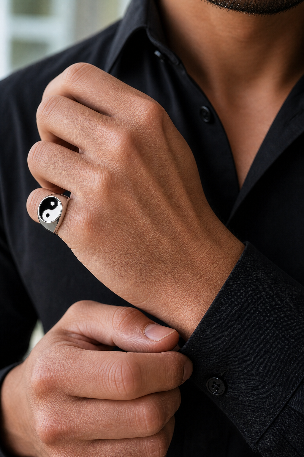 Anel Masculino de Prata Equinox em detalhe no dedo masculino