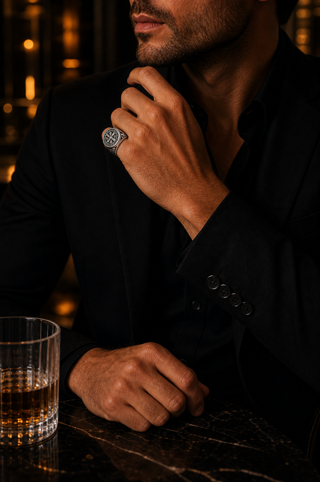 Anel Masculino de Prata Exor em foto editorial masculina