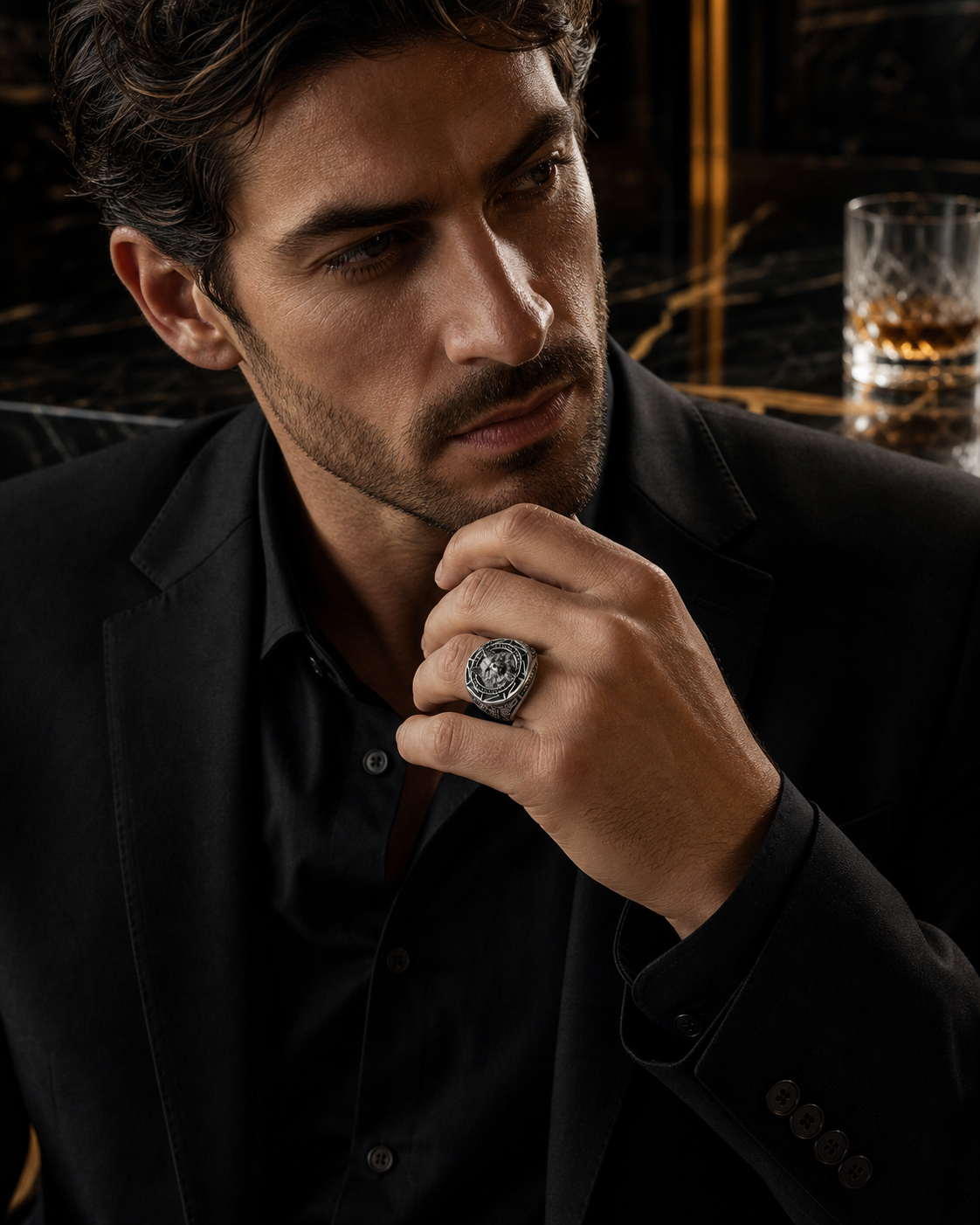 Anel Masculino de Prata Fenrir em foto editorial masculina
