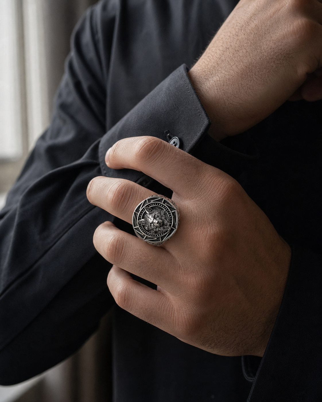 Anel Masculino de Prata Fenrir em detalhe no dedo masculino