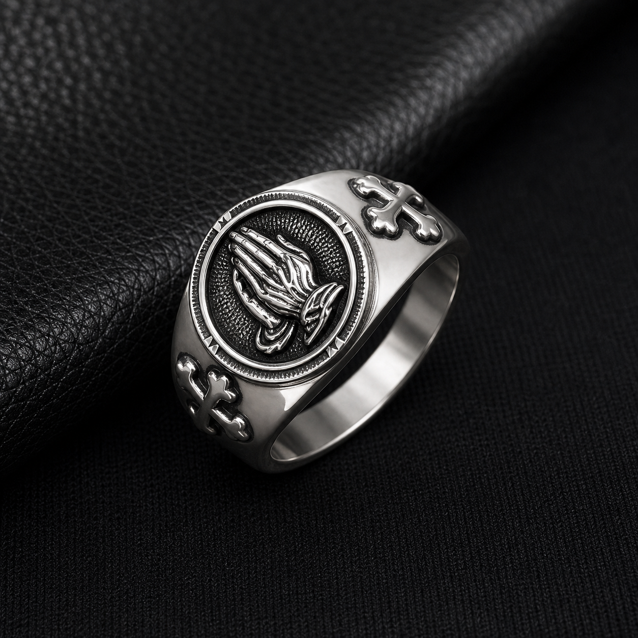 Anel Masculino Forge Prata 925 em macro com acabamento da joia