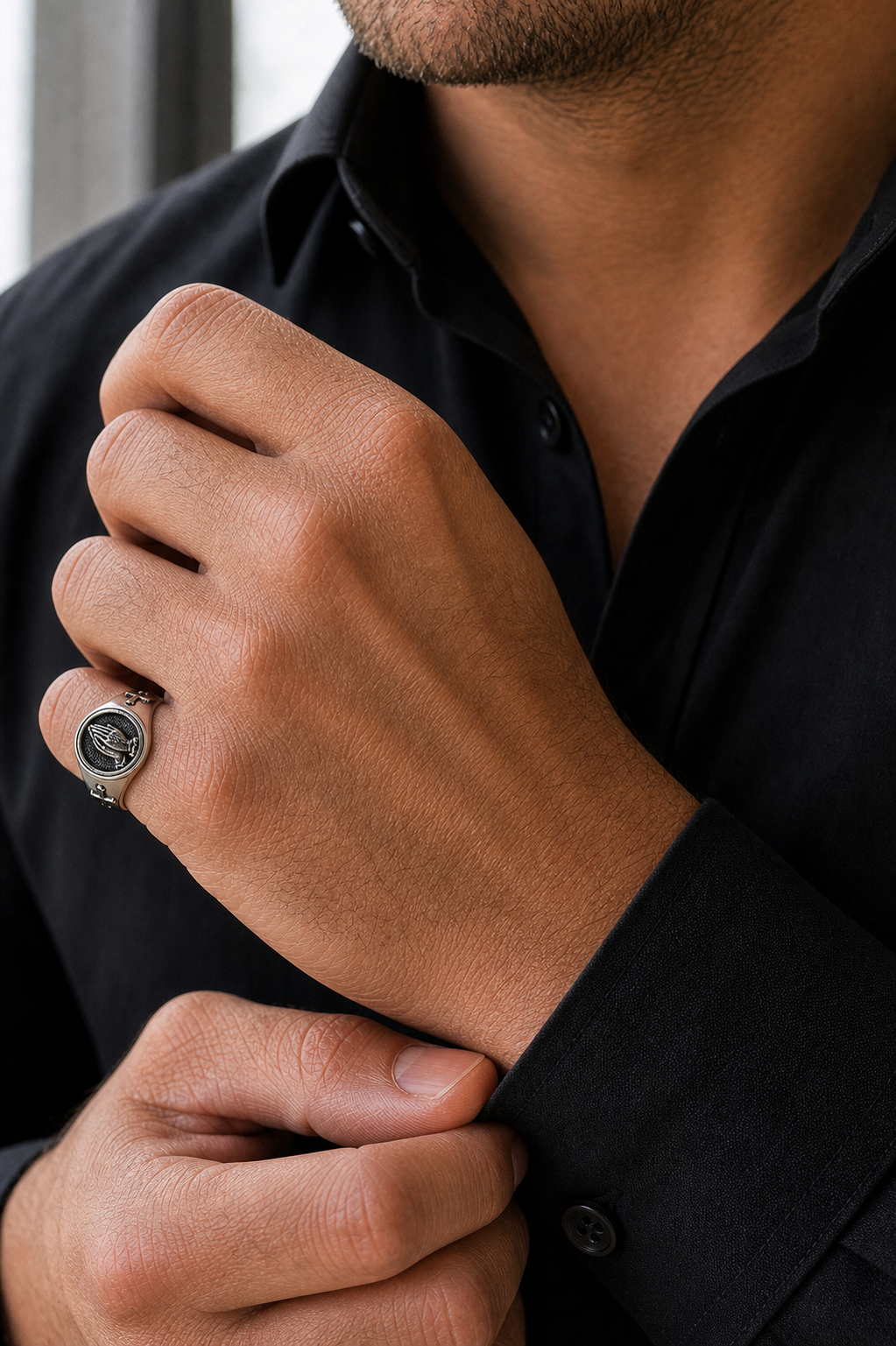 Anel Masculino Forge Prata 925 em detalhe no dedo masculino
