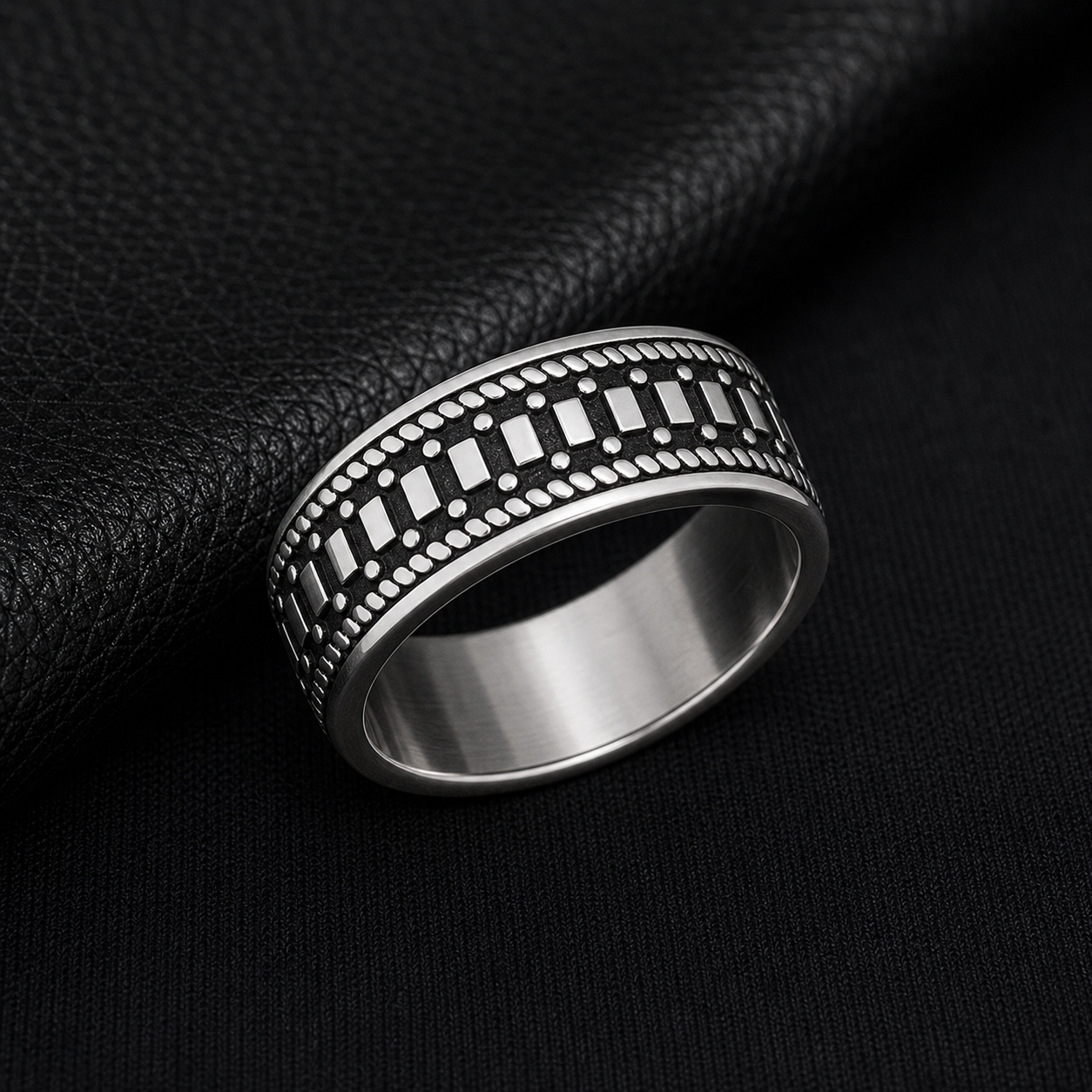 Anel Masculino Pulsegrid Prata 925 em macro com acabamento da joia