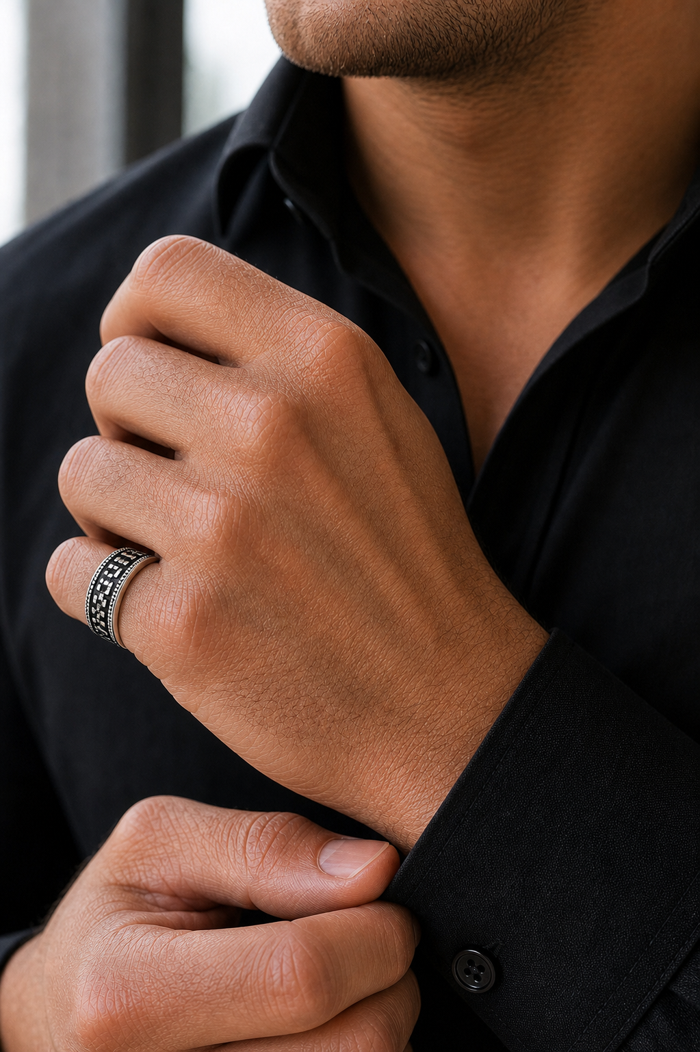 Anel Masculino Pulsegrid Prata 925 em detalhe no dedo masculino