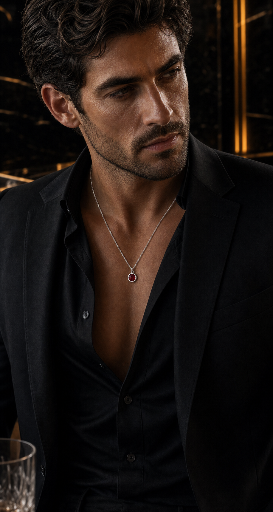 Colar Masculino de Prata Ardent em foto editorial masculina