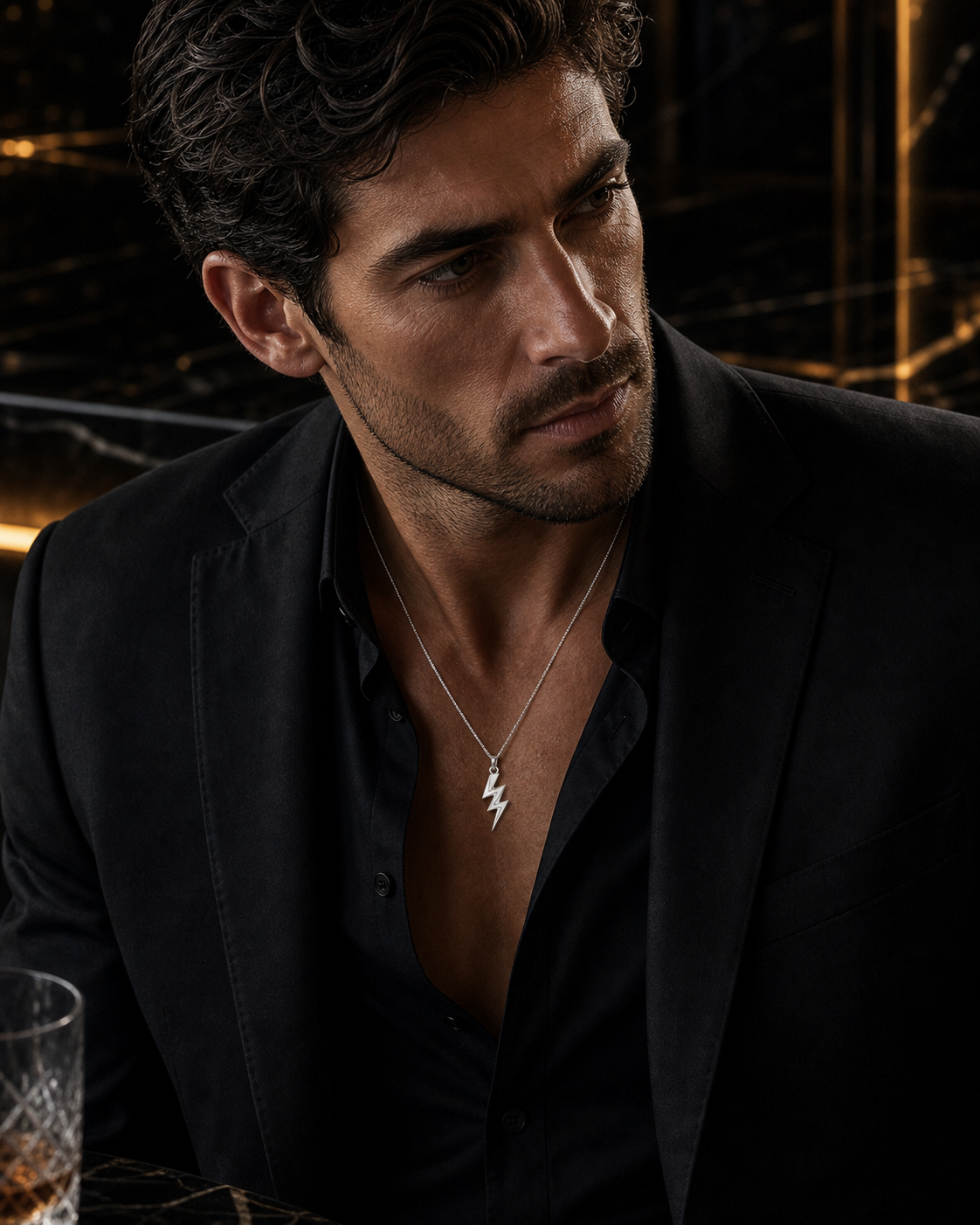 Colar Masculino de Prata Axis em foto editorial masculina