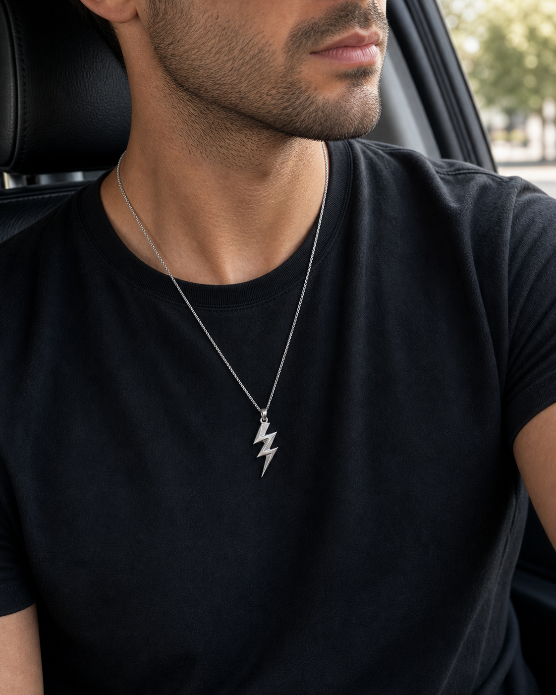 Colar Masculino de Prata Axis em uso no visual masculino