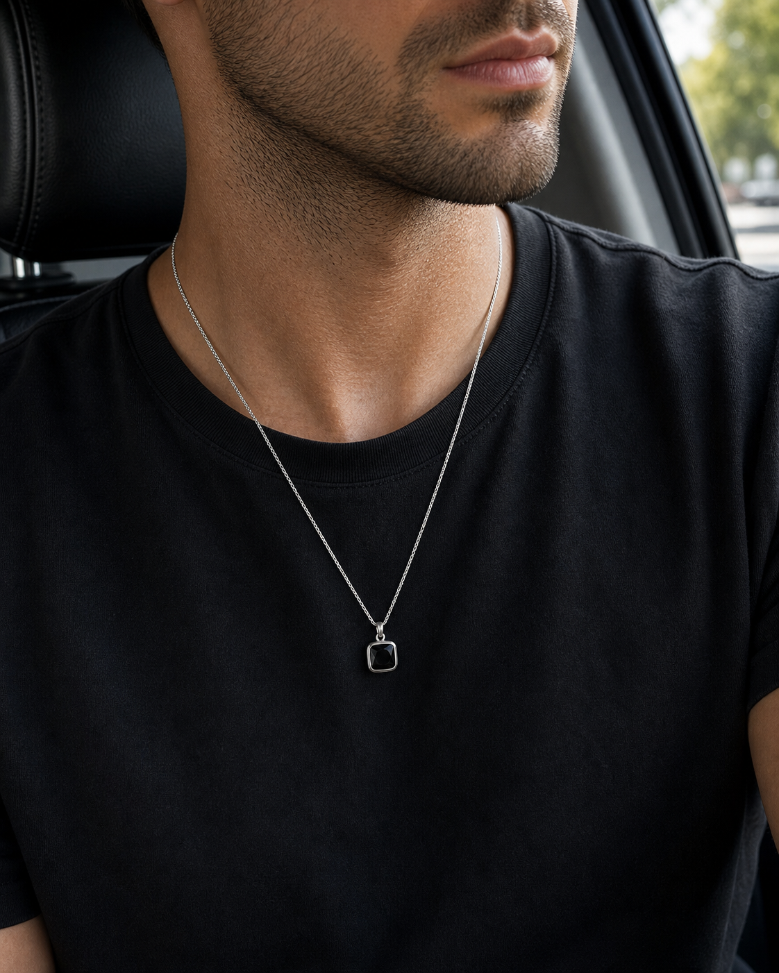 Colar Masculino de Prata Crimson em uso no visual masculino