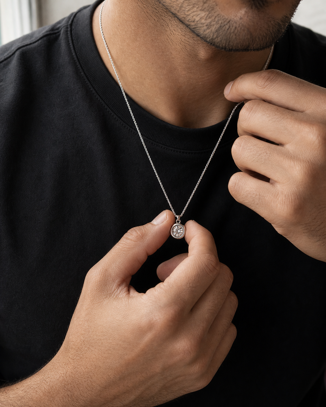Colar Masculino de Prata Étherion em detalhe de uso masculino