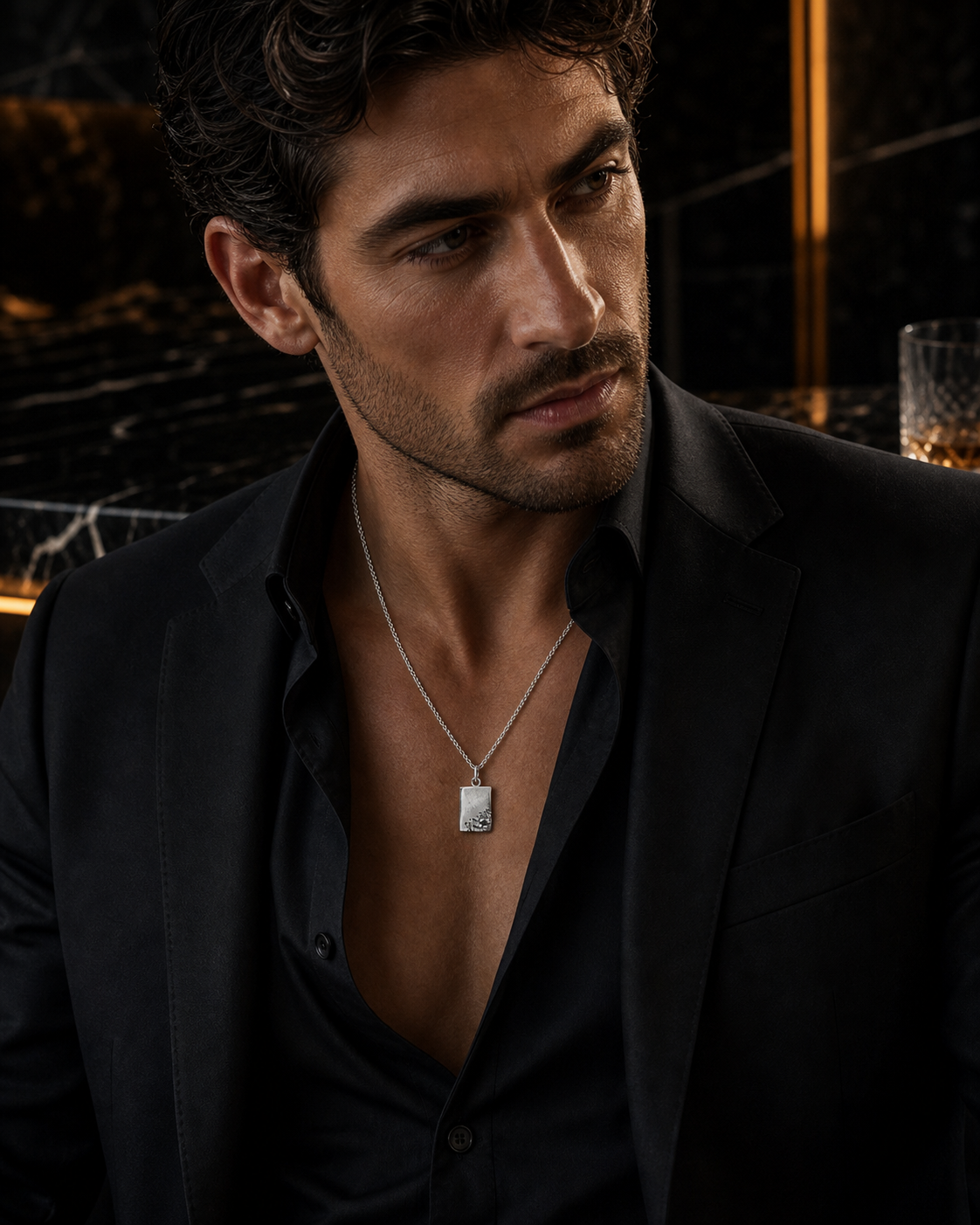 Colar Masculino de Prata Nômade em foto editorial masculina