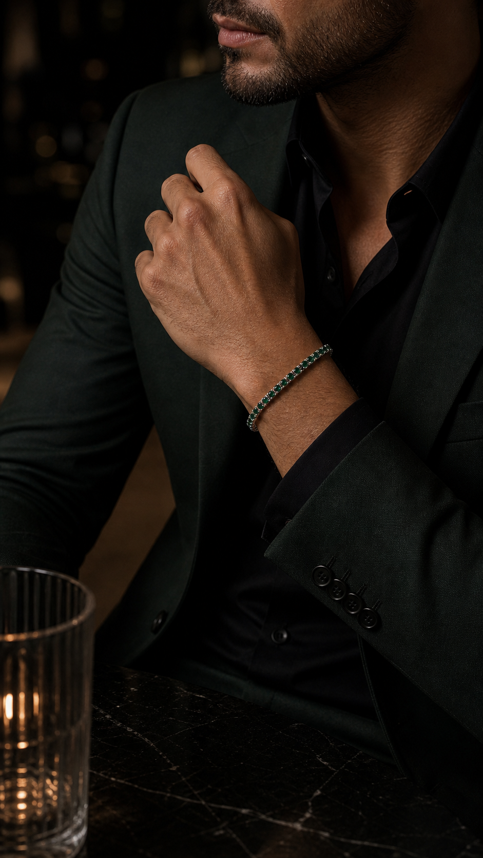 Editorial masculino usando Pulseira Riviera Viridis Prata 925